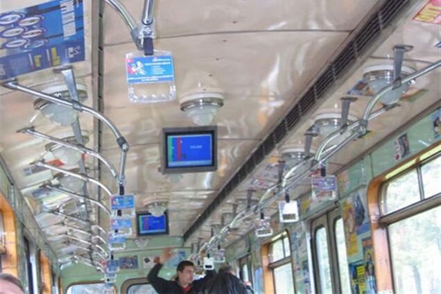 Вагоны киевского метро оставят без видеорекламы из-за миллионного долга