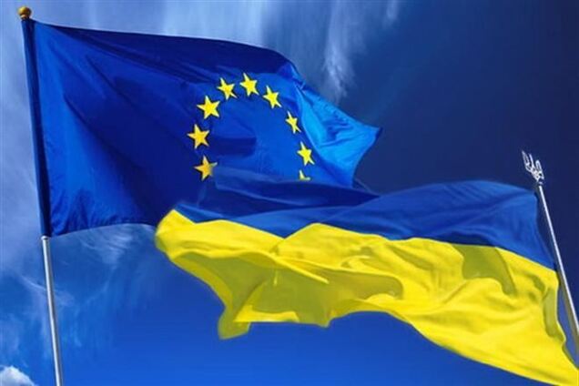На тернопільського депутата завели справу через вивішування поряд прапорів ЄС і України