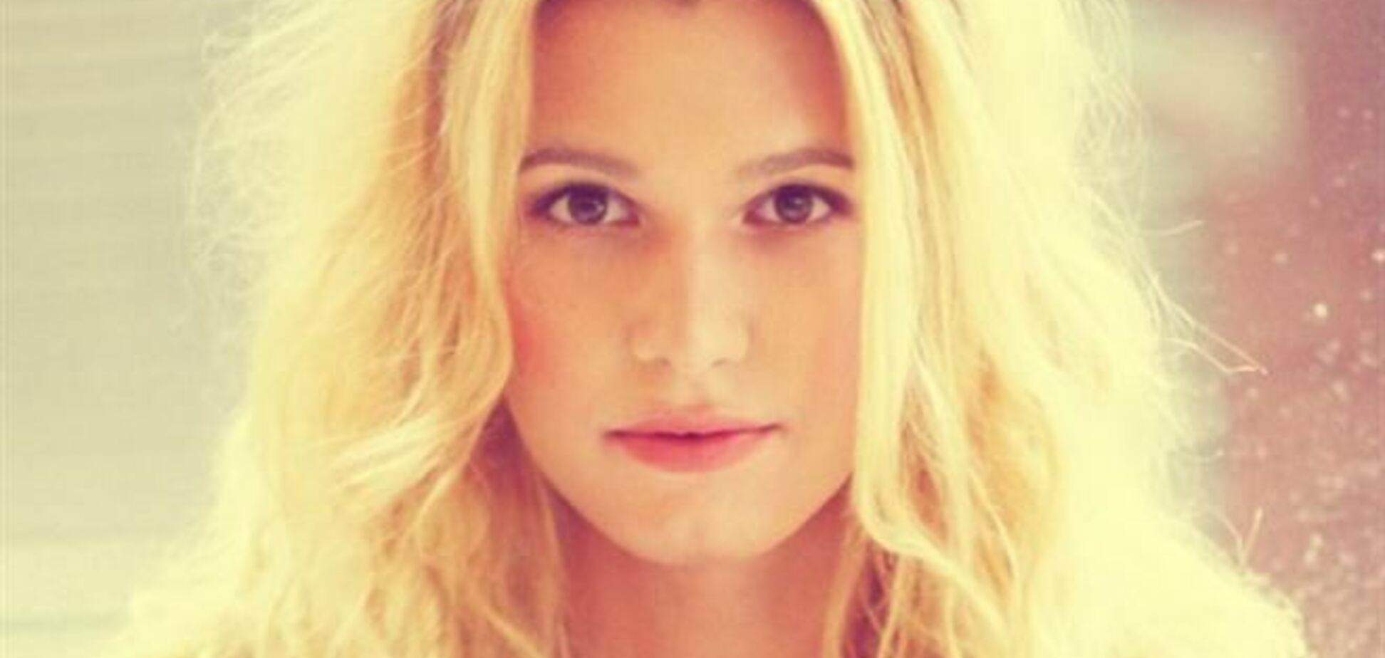 Борис Апрель посетил церковь в мини и розовых колготках