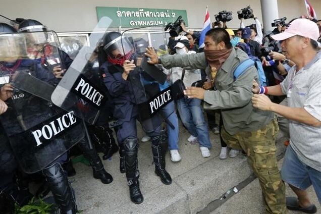 В Таиланде митингующих разогнали слезоточивым газом