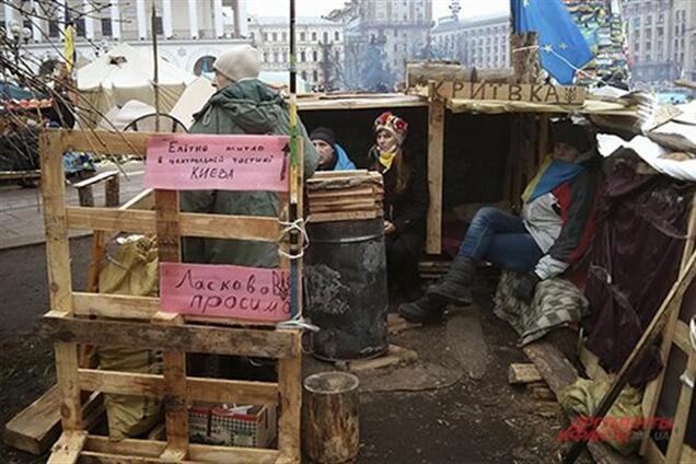 На Евромайдане тендітні намети поступаються місцем дерев'яним будинкам
