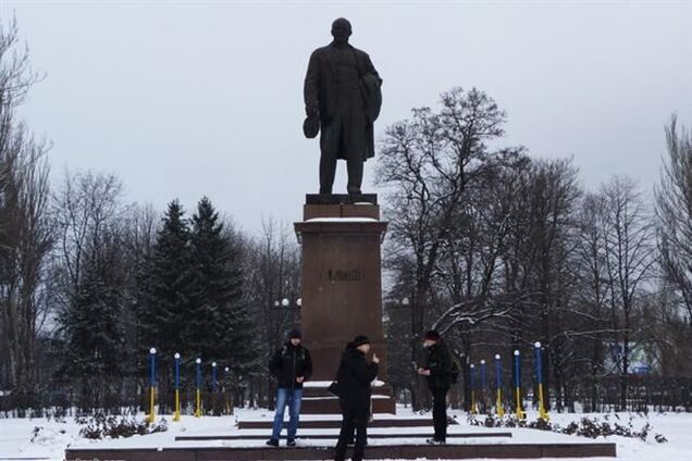 В Днепродзержинске неизвестный облил памятник Ленину фиолетовой краской