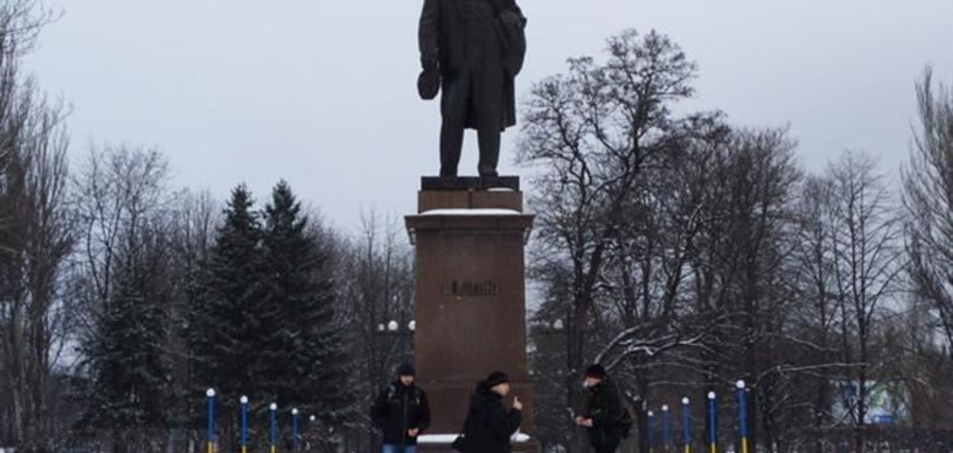 В Днепродзержинске неизвестный облил памятник Ленину фиолетовой краской