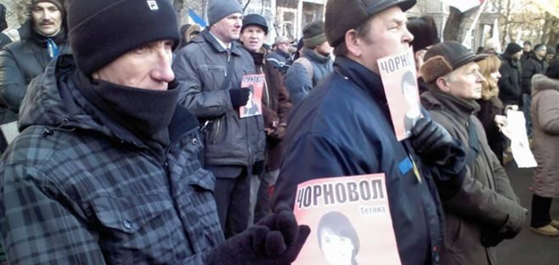 Активисты пикетируют здание МВД и требуют отставки Захарченко