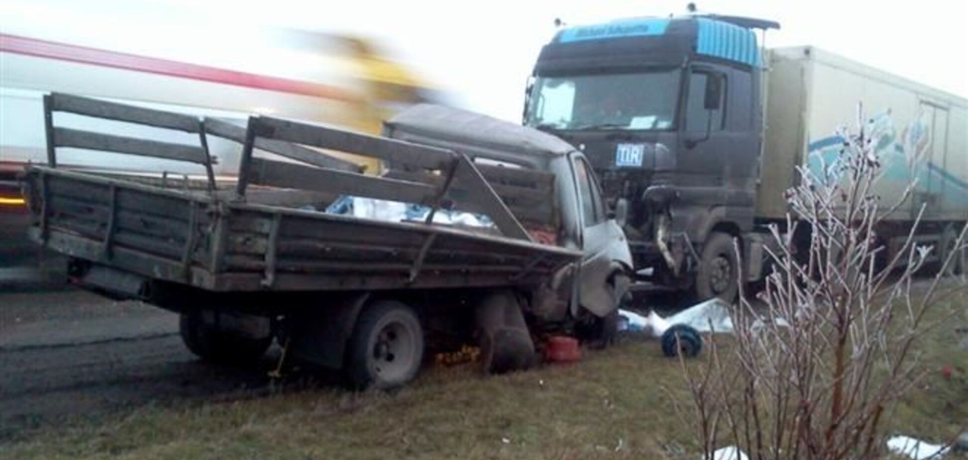 На Донетчине столкнулись два грузовика: есть жертвы