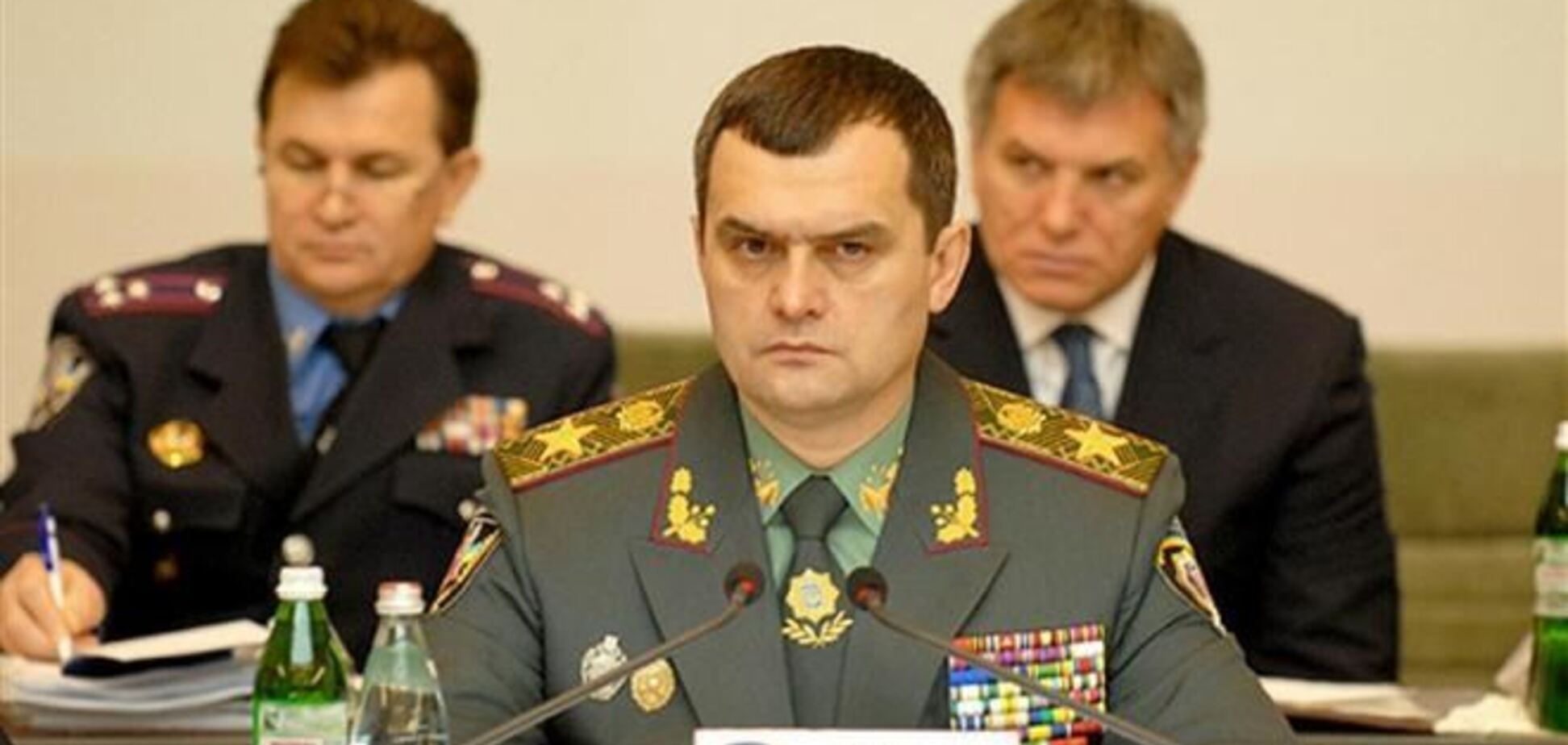 Мітингувальники під будинком Захарченка облили його портрет червоною фарбою