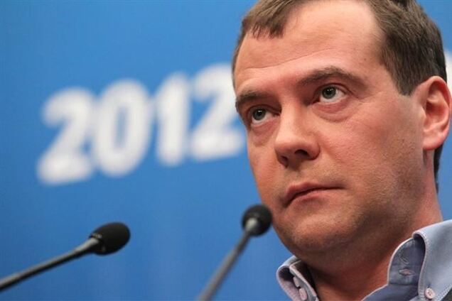 Україна відповідає за кредит всім своїм надбанням - Медведєв