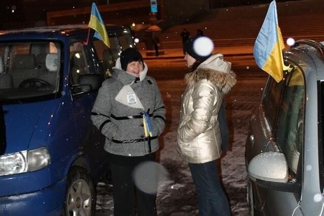 На Евромайдан приехала украшенная флагами ЕС автоколонна 