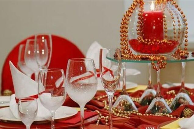 В новогоднюю ночь привяжите к ножкам стола красные ленточки