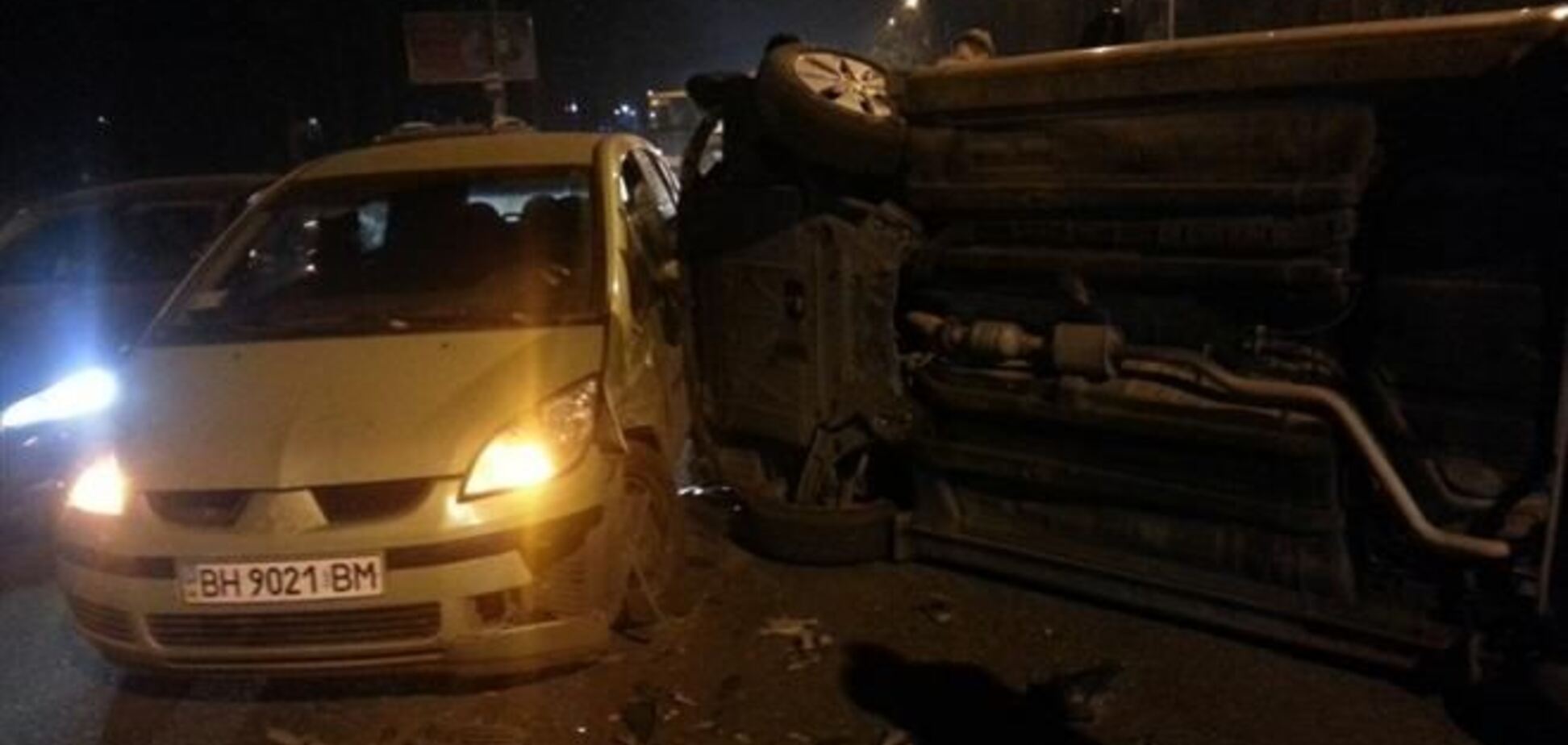 В Одессе Kia проехалась по Mitsubishi и перевернулась