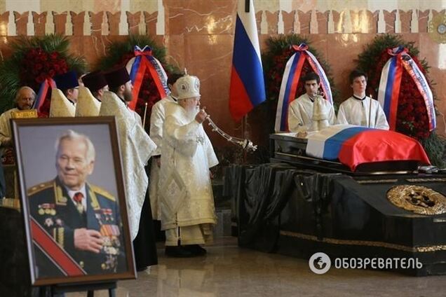 Калашникова похоронили под залпы его автоматов