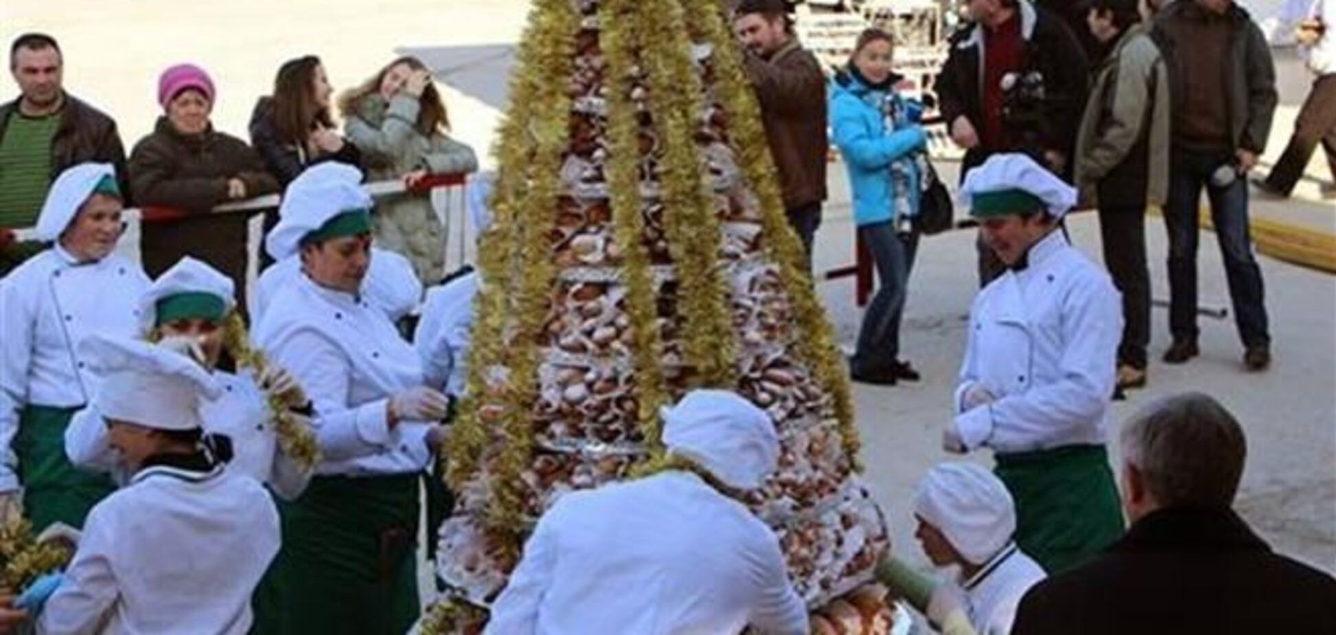 В Крыму сделали двухметровую елку из пирожков