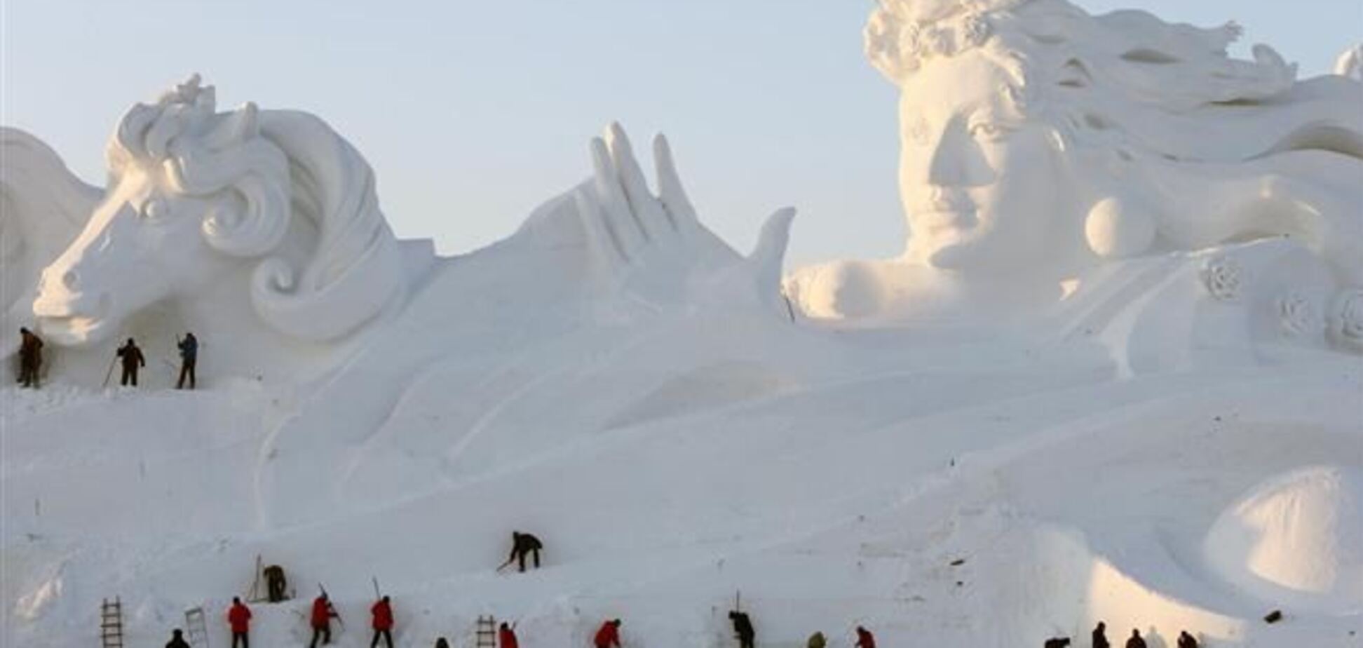 Підготовка до Міжнародної виставки снігових скульптур