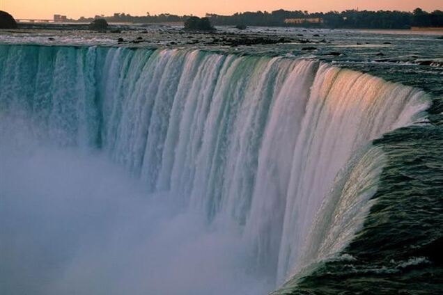 У неділю Ніагарський водоспад підсвітять кольорами прапора України