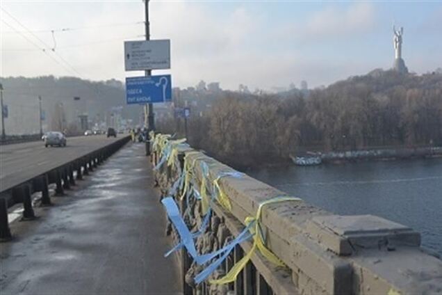 Евромайдановцы украсили мост Патона сине-желтыми лентами