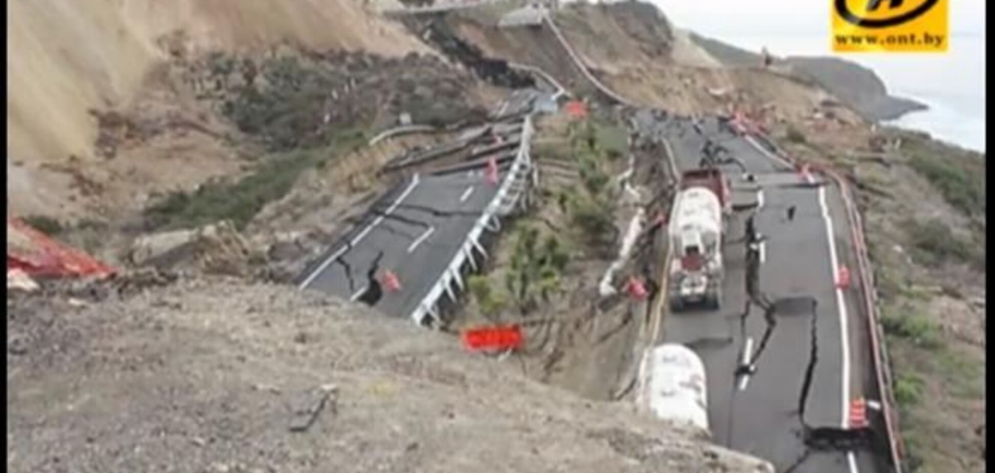 В Мексике из-за землетрясения и ливня обрушилась автомагистраль