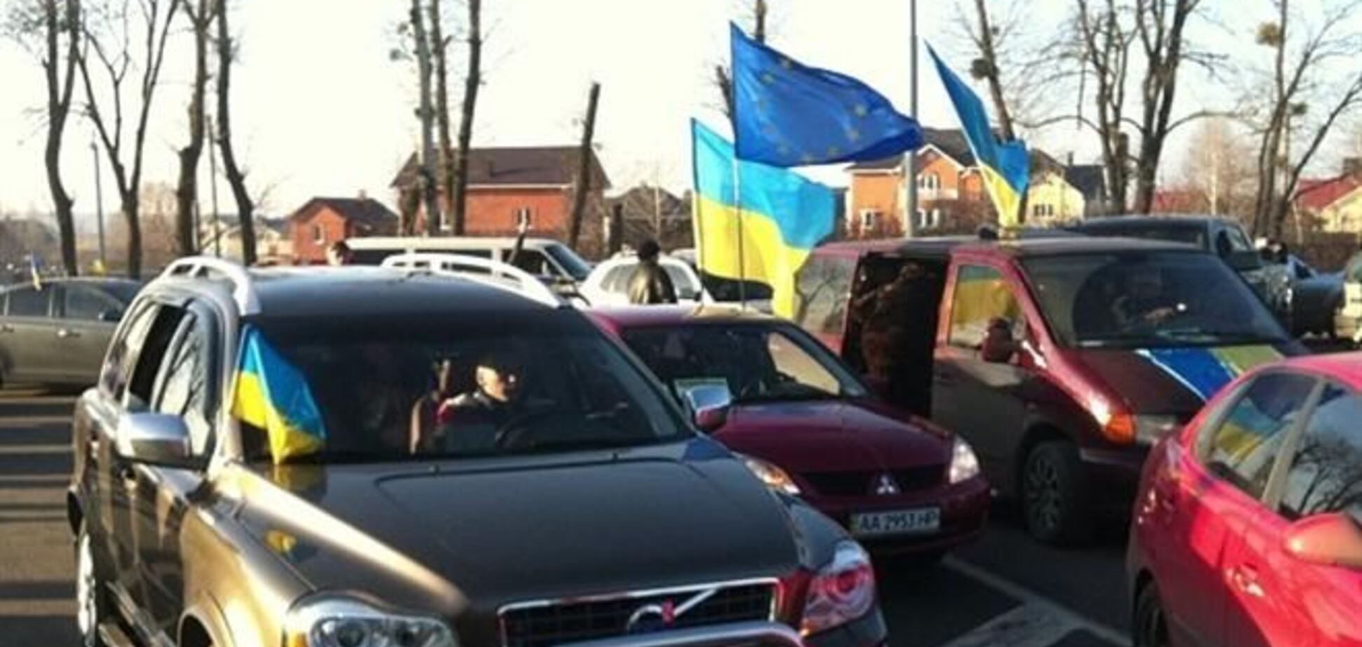 Часть демонстрантов хотят обойти кордон силовиков под Межигорьем