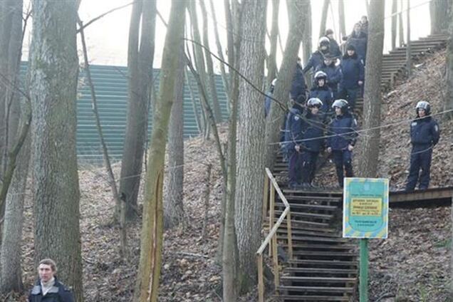 Несколько активистов автопробега подошли к служебному входу Межигорья