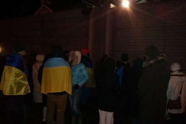 Автомайдан прибыл к дому Азарова