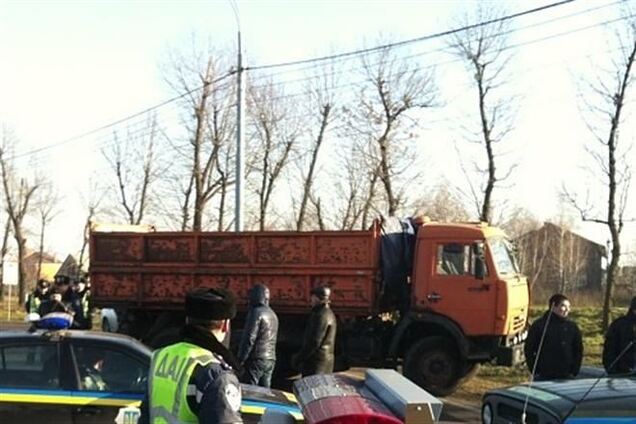 Активисты убрали грузовик, перекрывавший дорогу на Межигорье