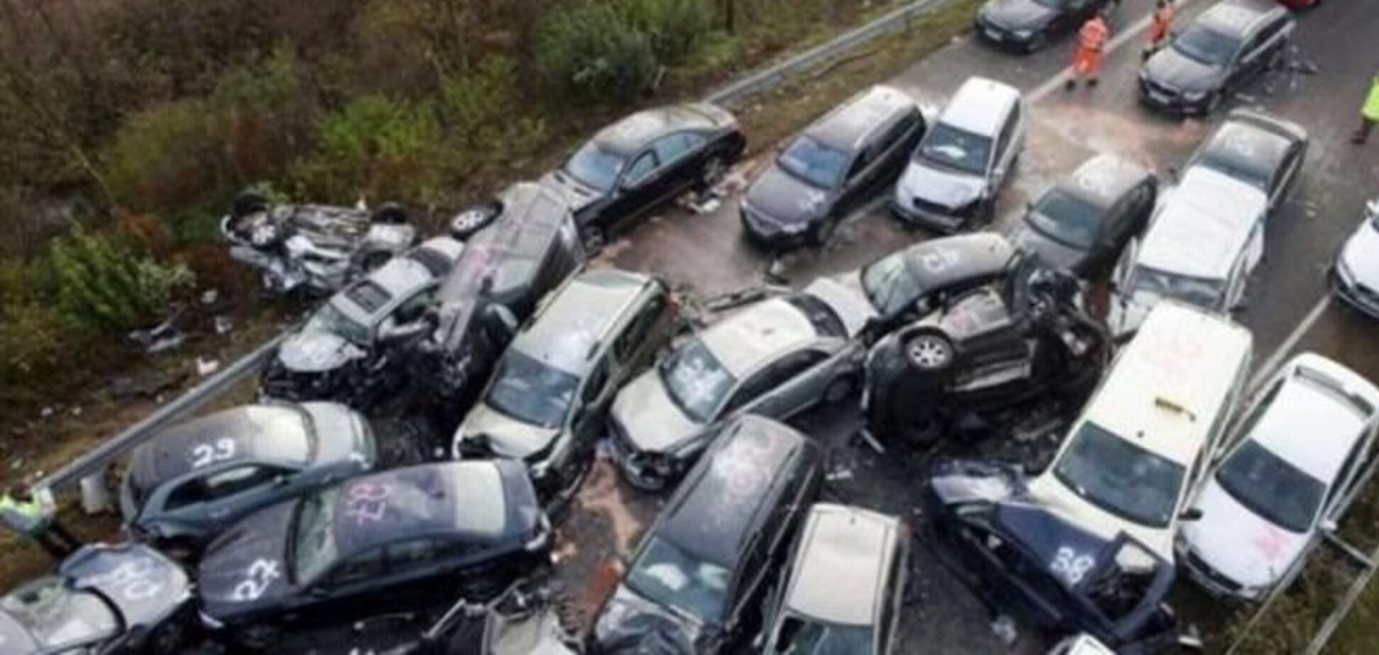 В Германии на автобане столкнулись сразу 50 машин