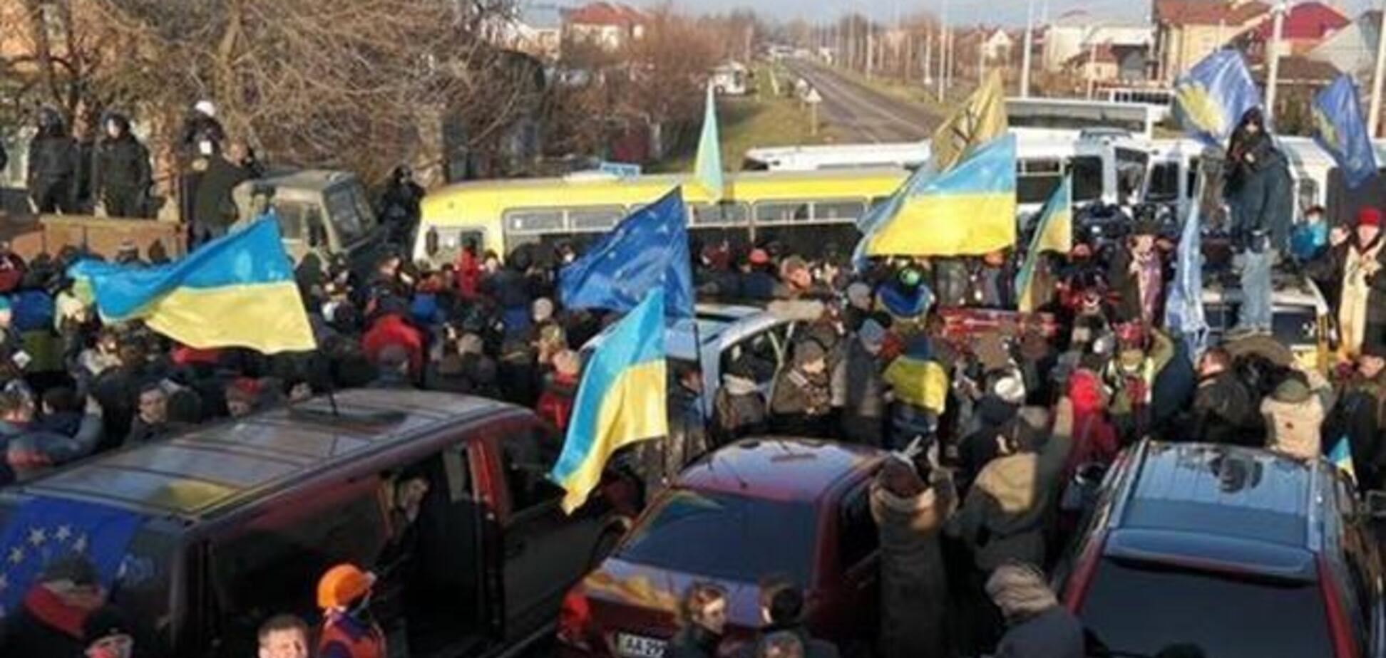 Автопробег остановился за полкилометра от Межигорья