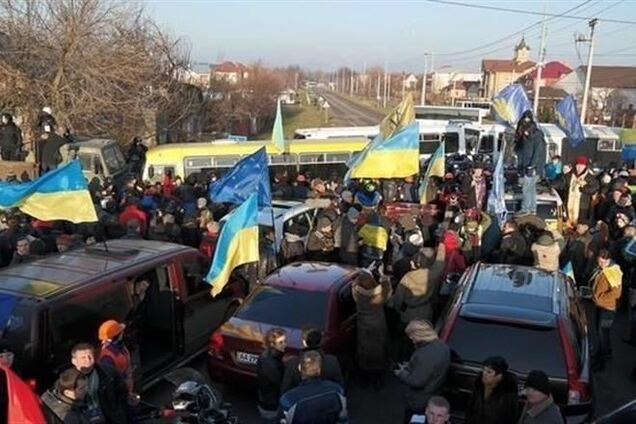 Евромайдановцы отправляются к домам Медведчука, Азарова и Рыбака