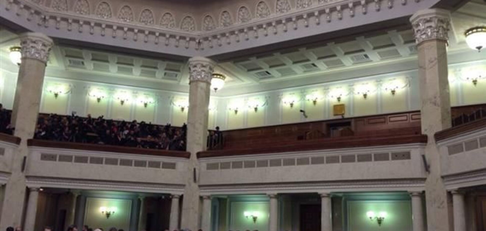 Посетители захватили гостевой балкон в Верховной Раде