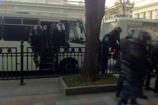 'Беркут' оцепил здание ВР