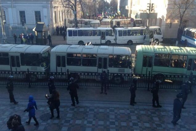 Регионалов у стен ВР милиция окружила живой цепью