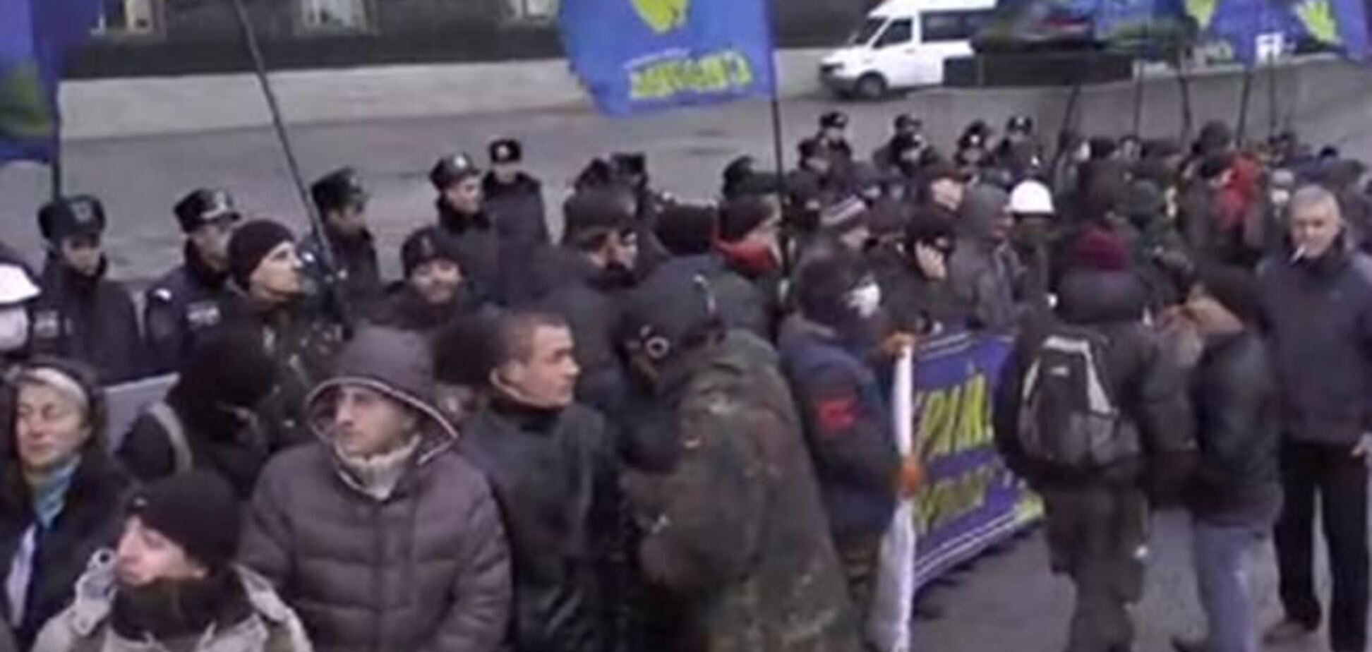 Около тысячи протестующих двинулись к зданию Кабмина