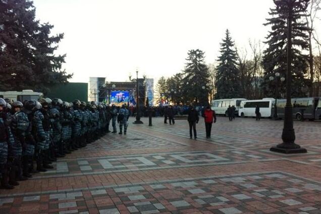 Под ВР ночью появилась сцена, оппозиция заявляет о провокациях