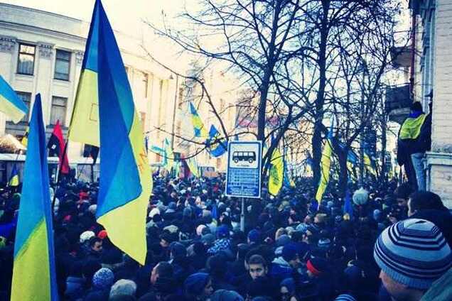 Засідання ВР почали транслювати перед мітингувальниками