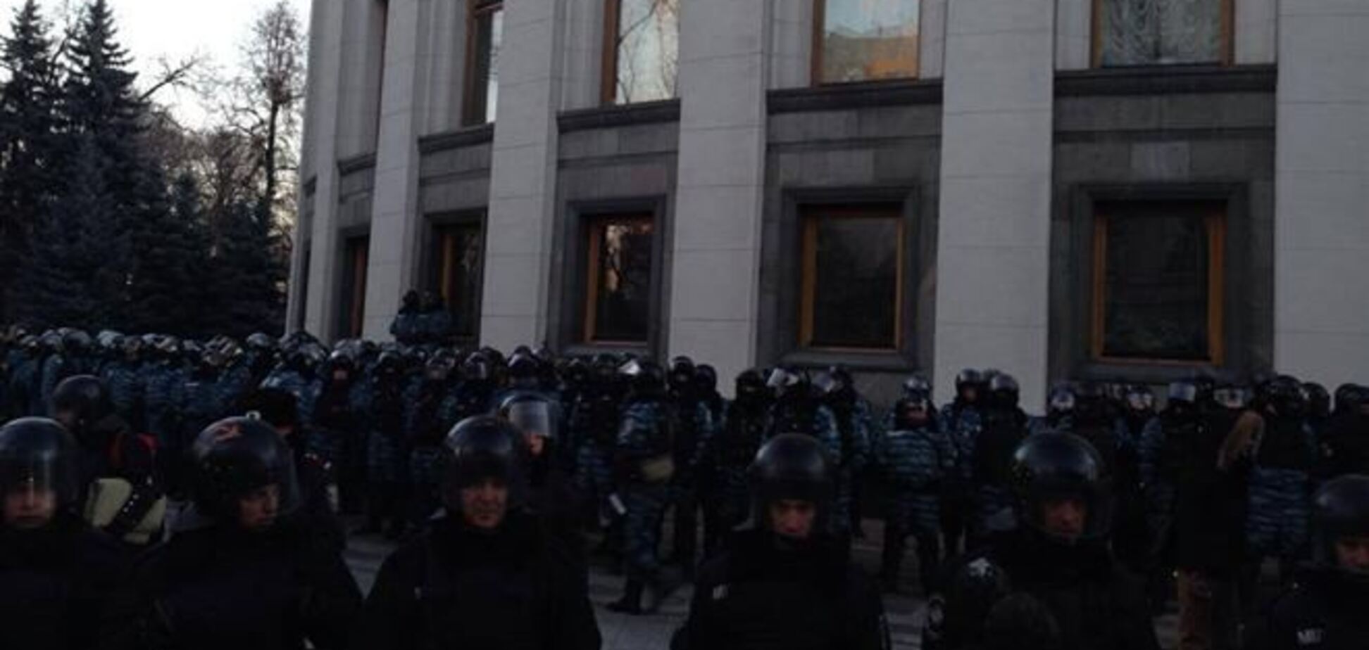 Fb: 'беркутовцы' дубинками избили митингующих под Радой