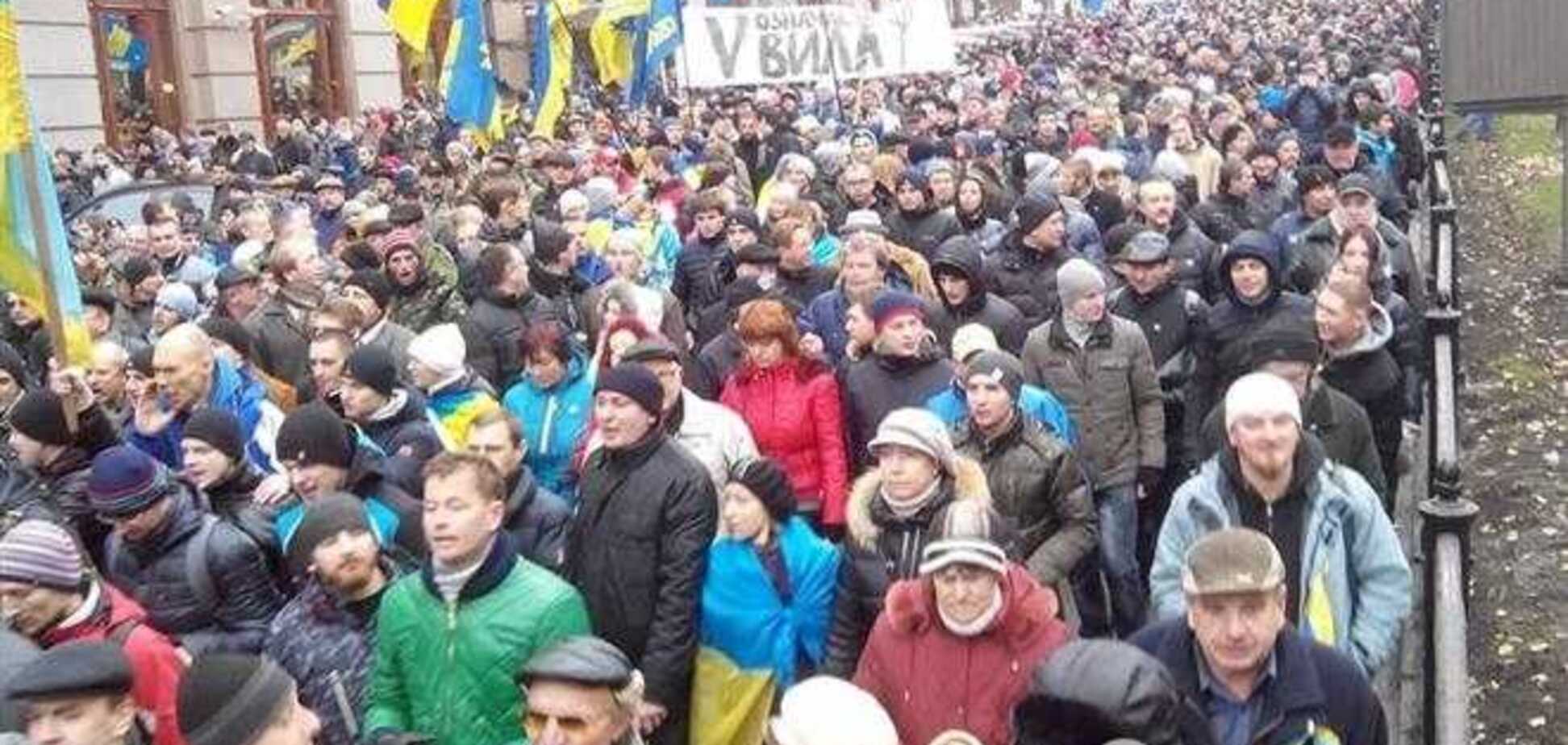 Колона протестувальників йде до Ради, скандуючи 'Україно, вставай! Янукович, сідай!'