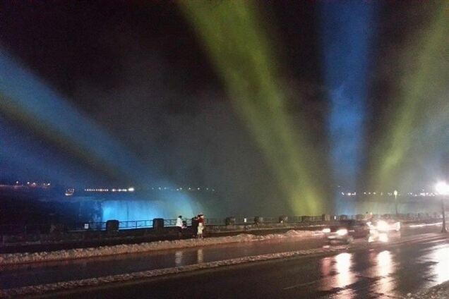 Ниагарский водопад подсветили цветами украинского флага