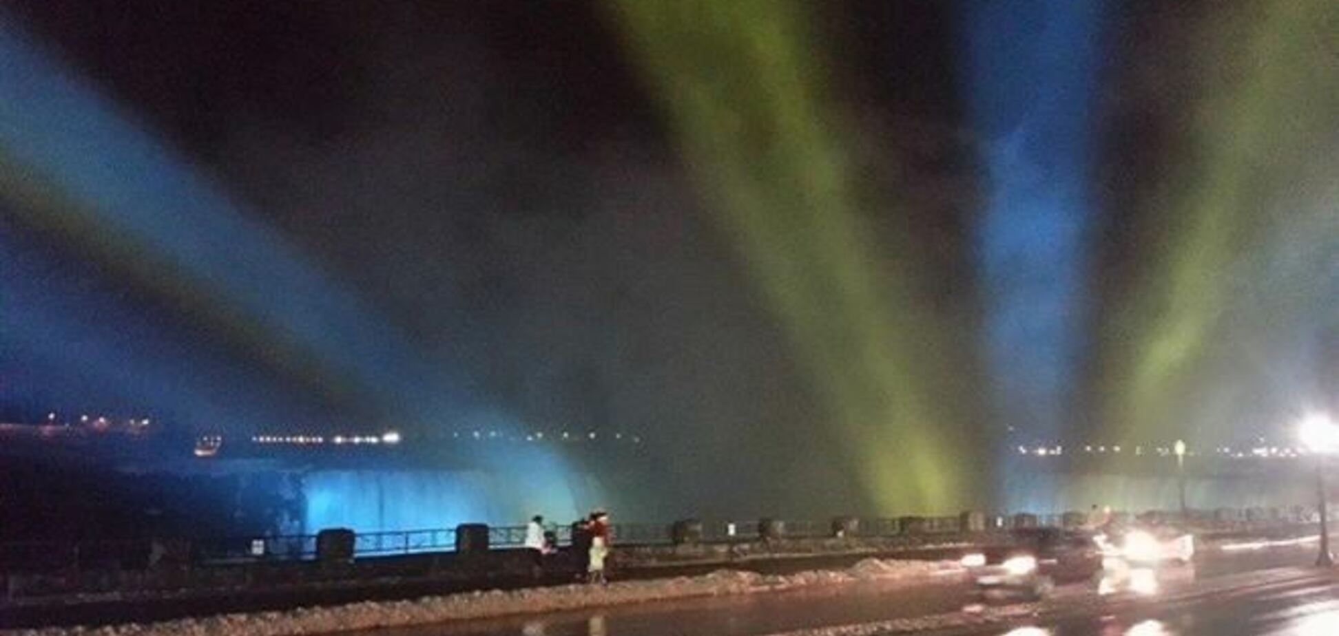 Ниагарский водопад подсветили цветами украинского флага