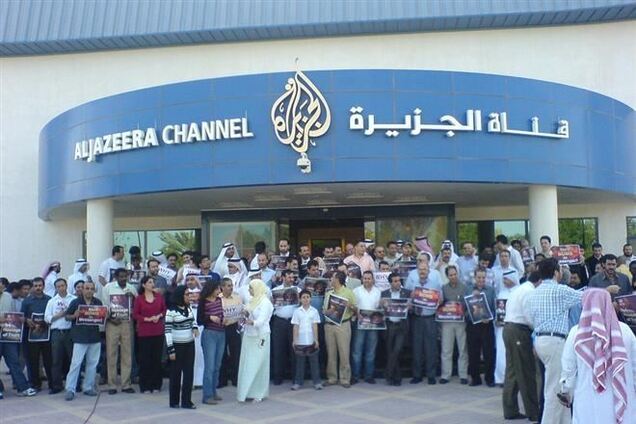 Канал 'Аль-Джазира' требует освобождения своих журналистов в Египте