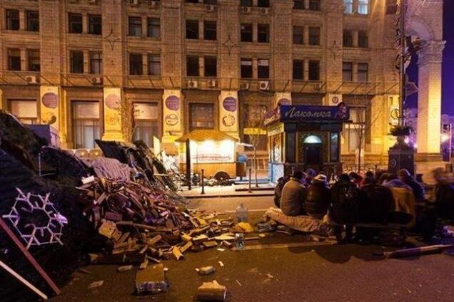 На Евромайдан привезли новогодний двухметровый торт