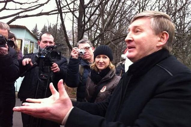 Ахметов вышел без охраны к евроактивистам, пикетирующим его дом в Донецке