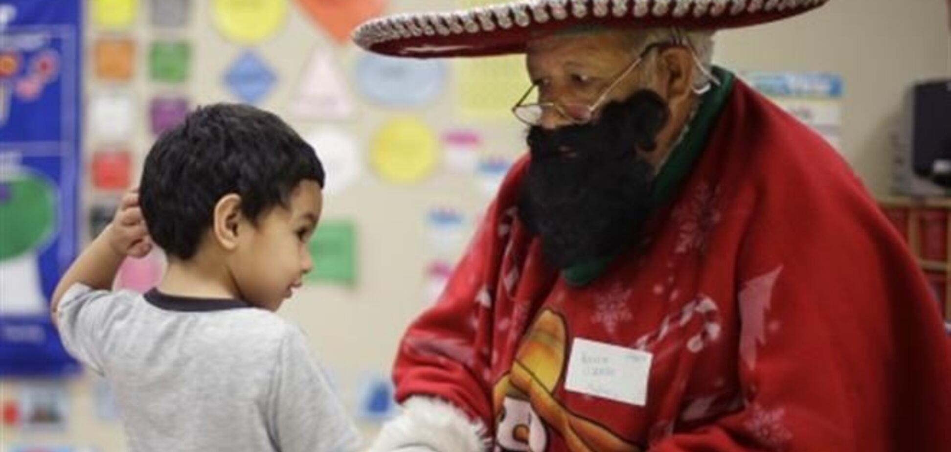 В США испаноговорящих жителей с Новым годом поздравляет Панчо-Клаус