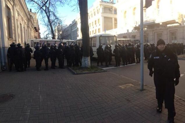 До Адміністрації Президента пригнали автобуси з бійцями спецпідрозділів