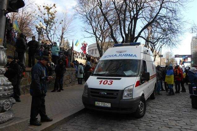 Медики Украины просят силовиков 'не добивать тех, кто уже упал'