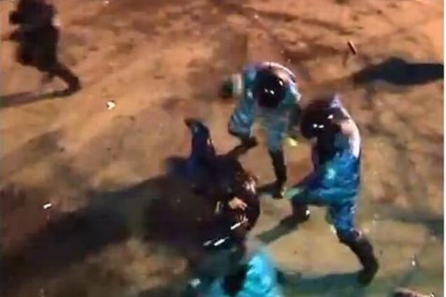 В Интернете появилось видео, как несколько групп 'Беркута' по очереди избивали одного мужчину