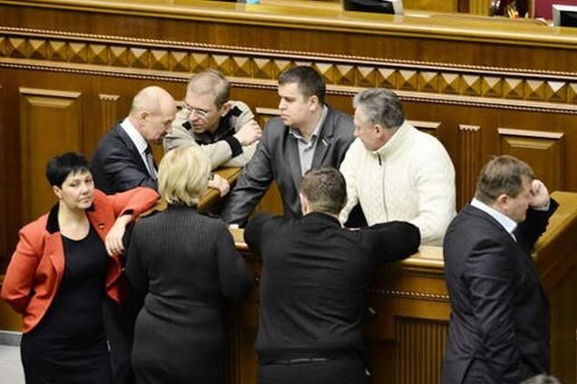 'Батьківщина' заблокировала трибуну Рады