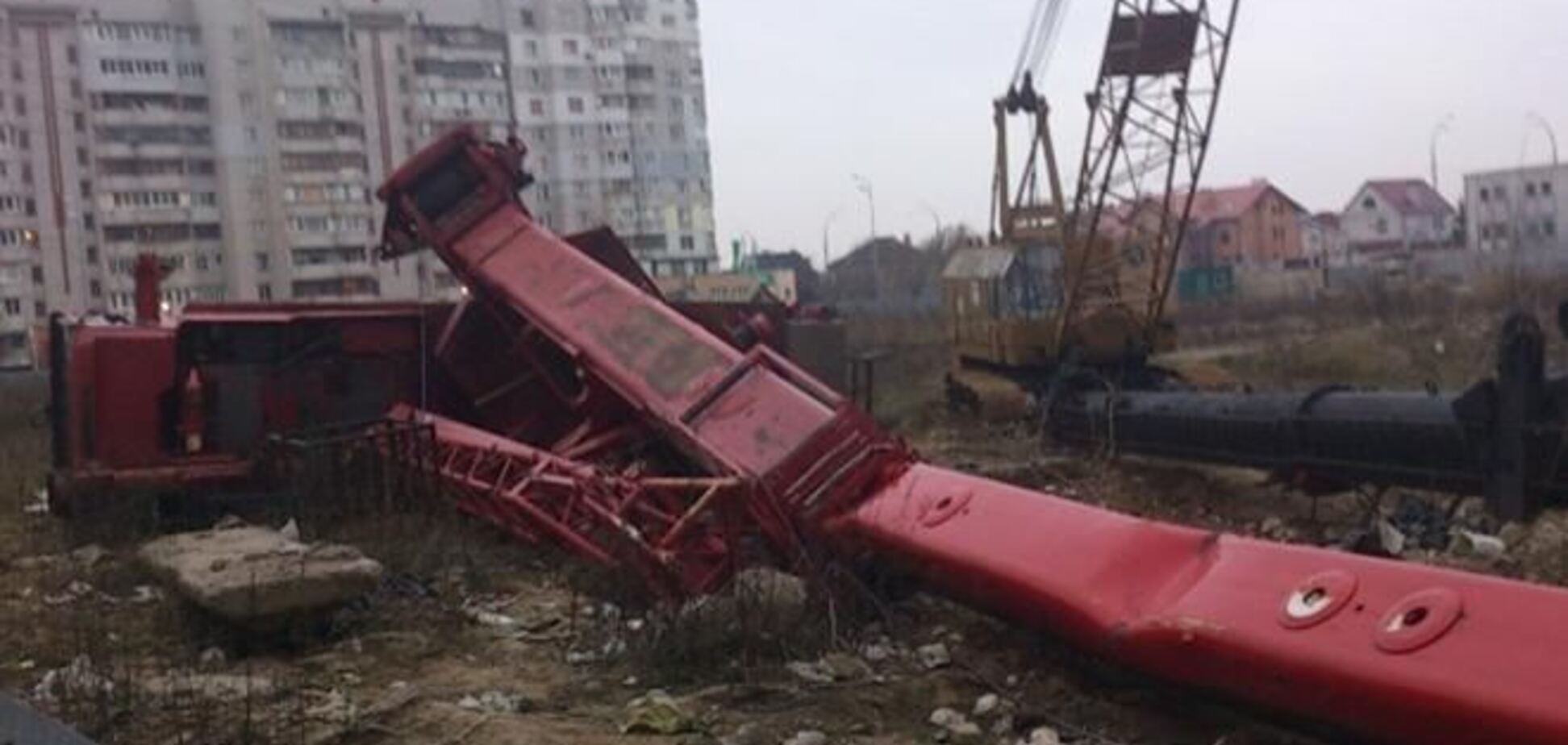 В Киеве возле жилых домов упал строительный кран