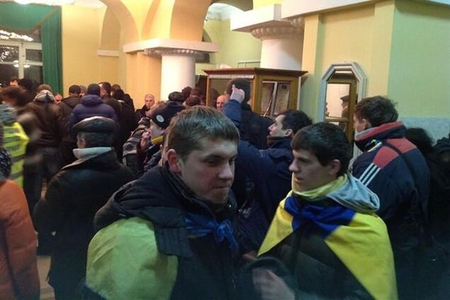 Евромайдановцам пригрозили жесткими действиями, если они не покинут админздания