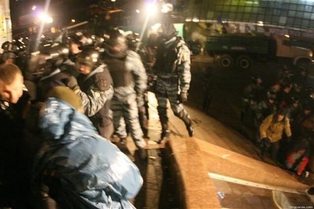 Активисты пикетируют штаб и общежитие 'Беркута' в Киеве