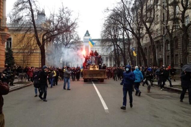 Штурмовавший АП бульдозер нашли разбитым на окраине Киева