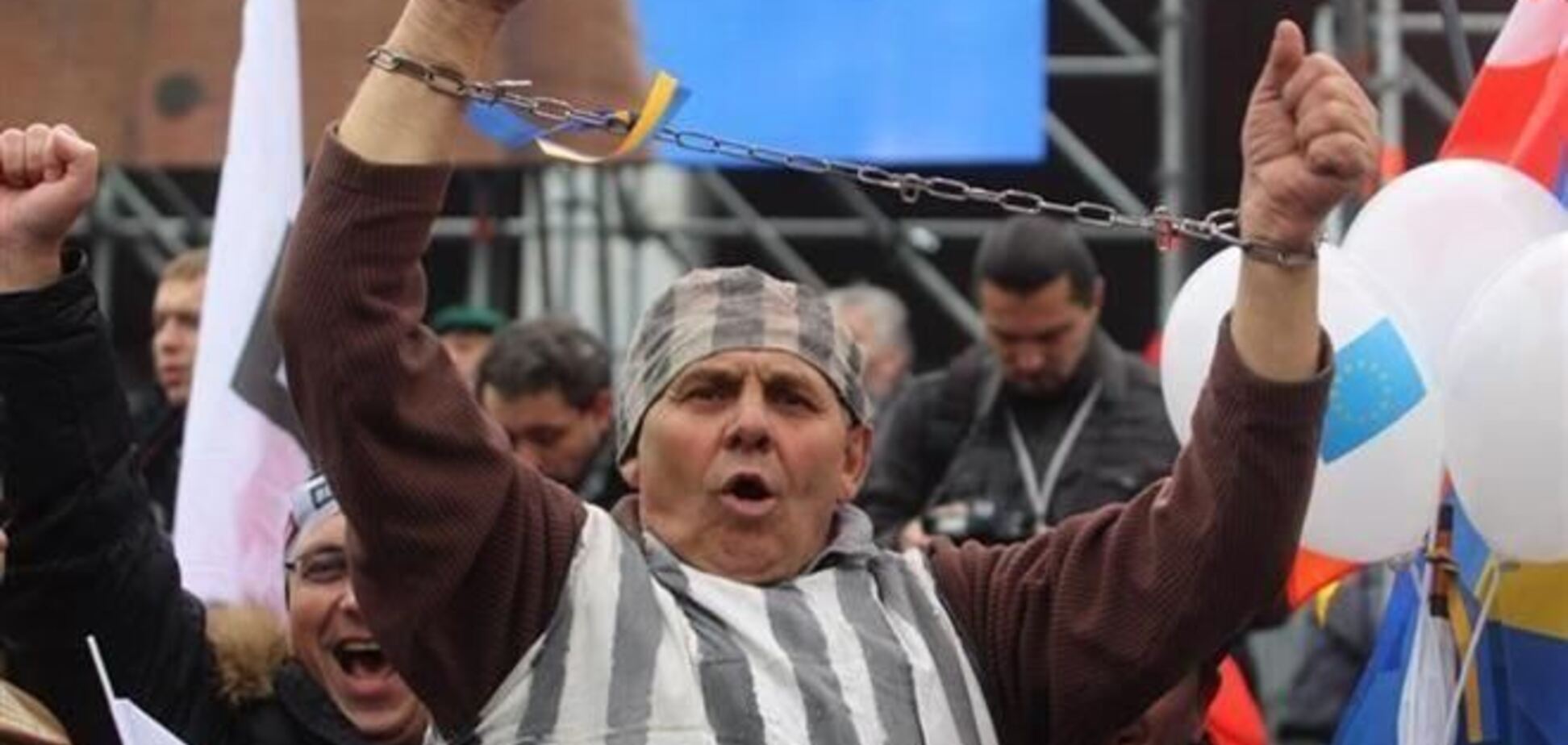 Оппозиционеры Петербурга требуют от Путина 'убрать руки' от Украины